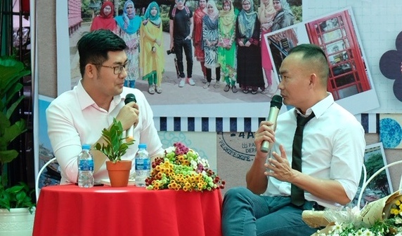 Tac gia Viet kieu ra mat sach ve du ky o duong sach TP.HCM hinh anh