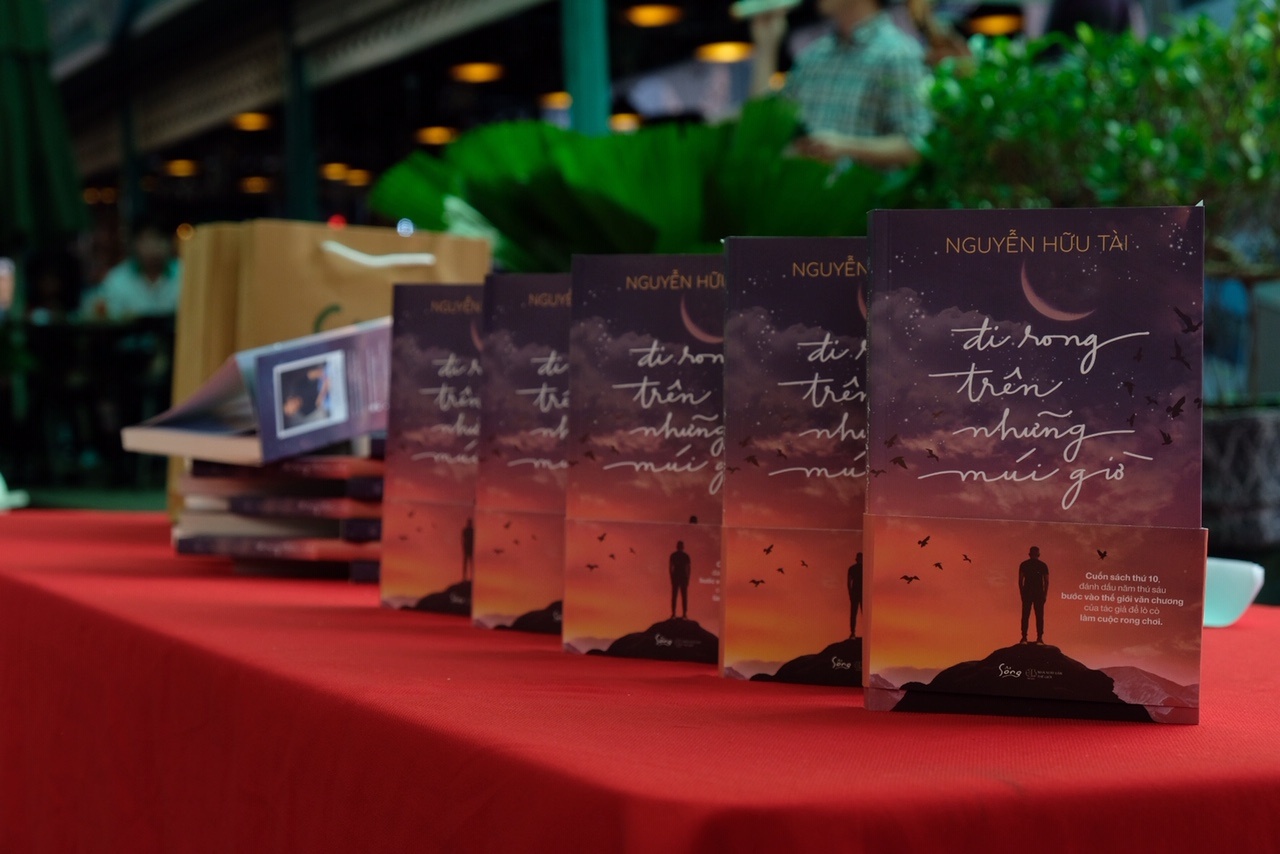 Nguyen Huu Tai ra mat sach Di rong tren nhung mui anh 2