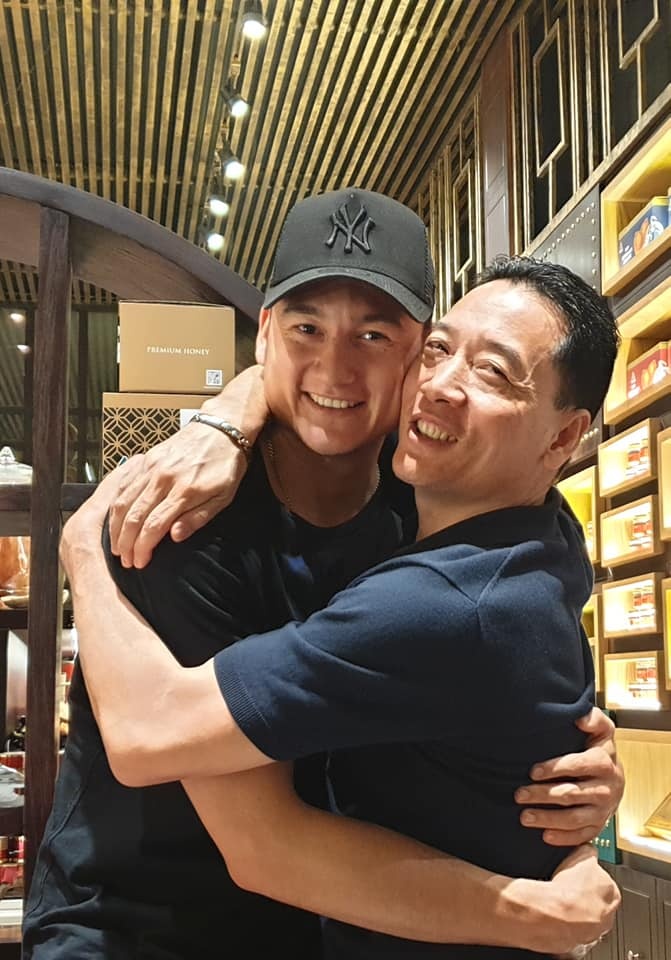 Dang Van Lam om Linh Nga truoc khi ra Ha Noi anh 3