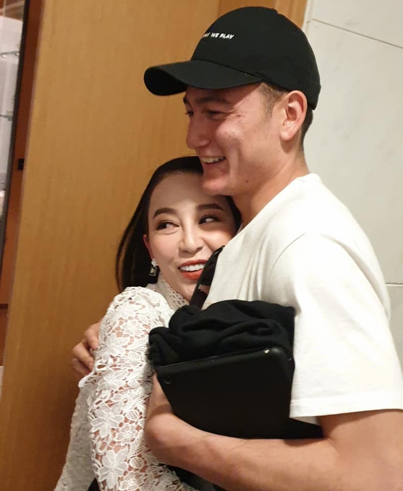 Dang Van Lam om Linh Nga truoc khi ra Ha Noi anh 1