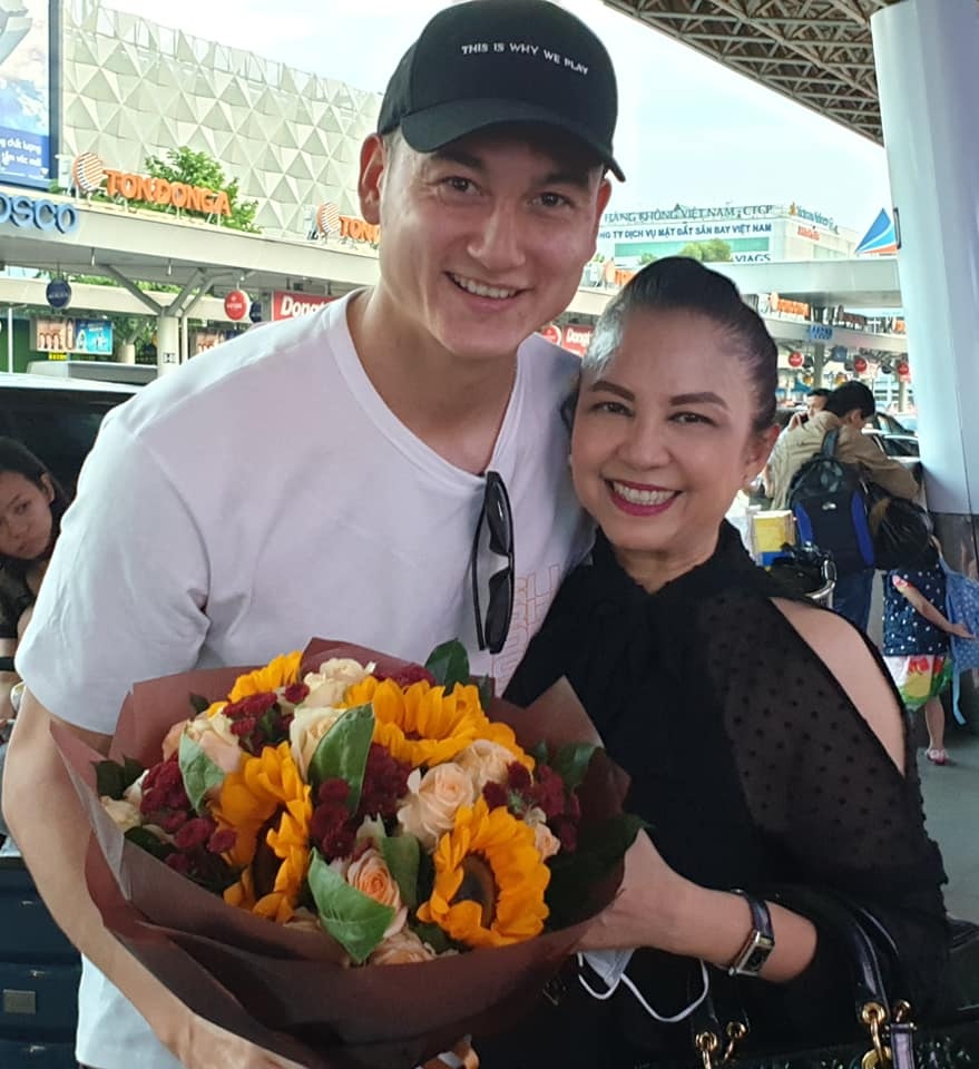 Dang Van Lam om Linh Nga truoc khi ra Ha Noi anh 2