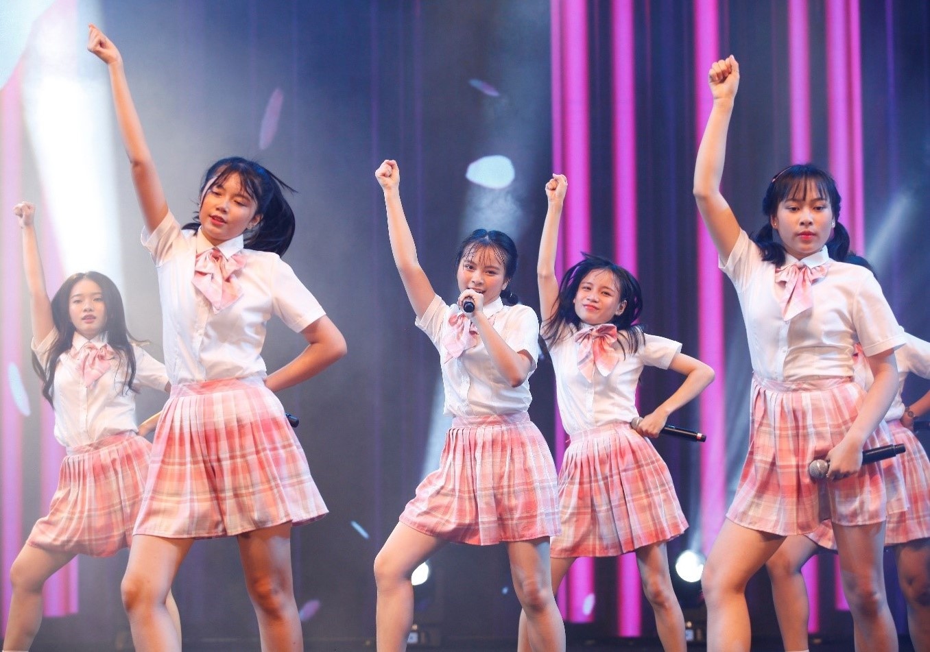 Nhom nhac nu dong thanh vien nhat lan dau ra mat anh 3