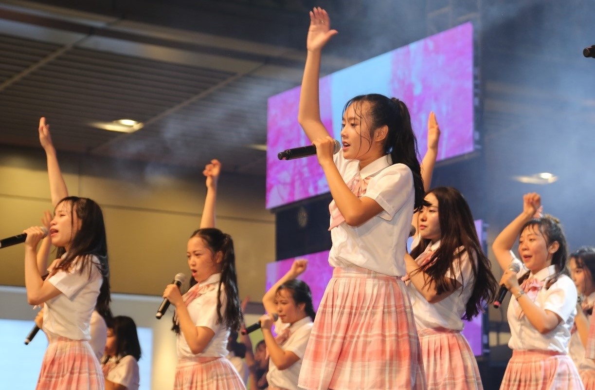 Nhom nhac nu dong thanh vien nhat lan dau ra mat anh 4