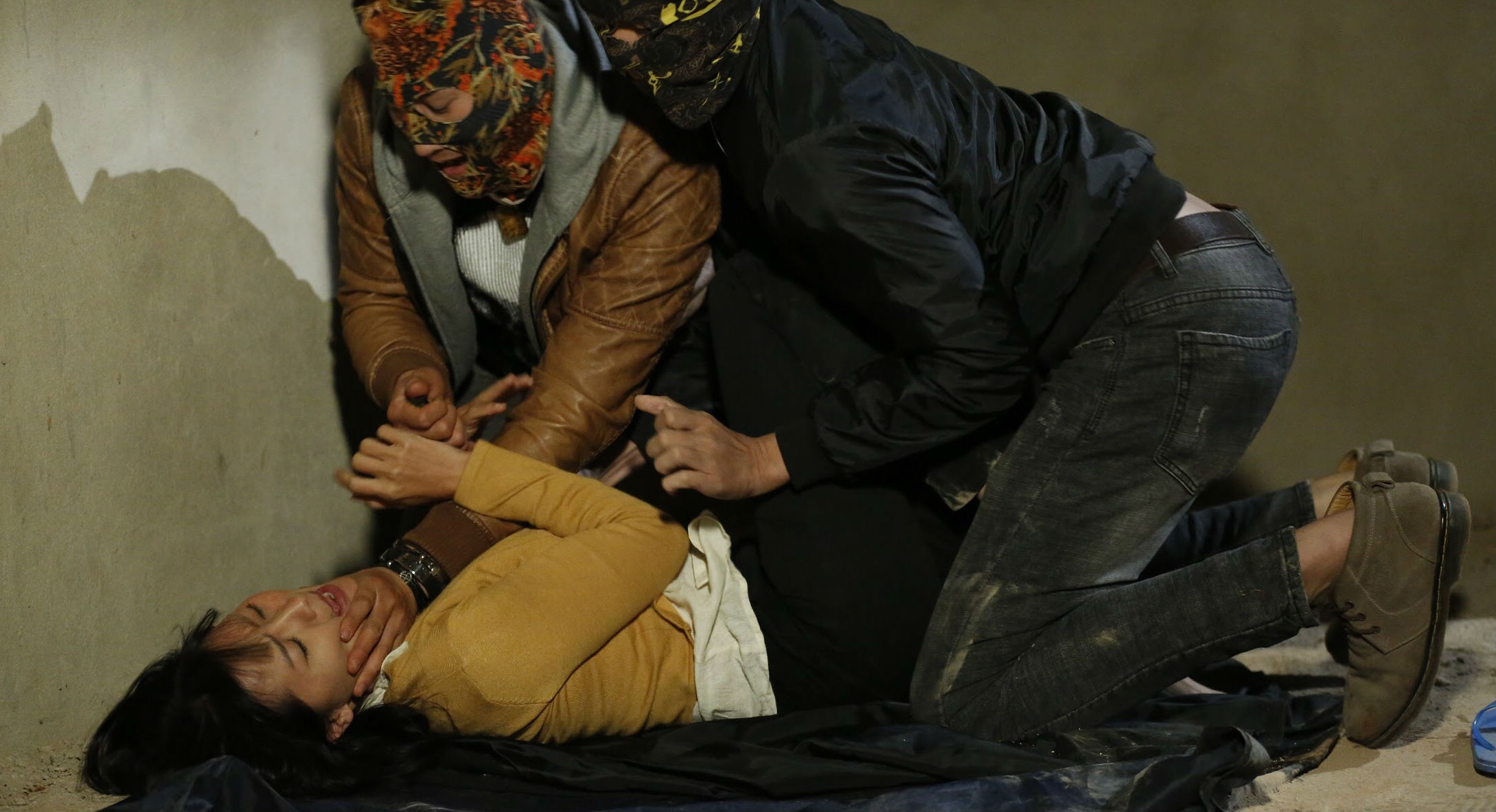 Khanh Hien: 'Am anh khi quay canh bi Ha Tri Quang cuong hiep' hinh anh