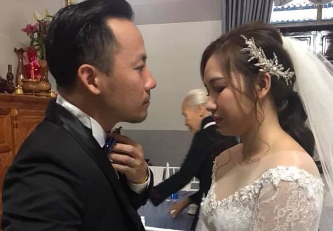 Dinh Tien Dat hanh phuc ben co dau tre trong le cuoi hinh anh