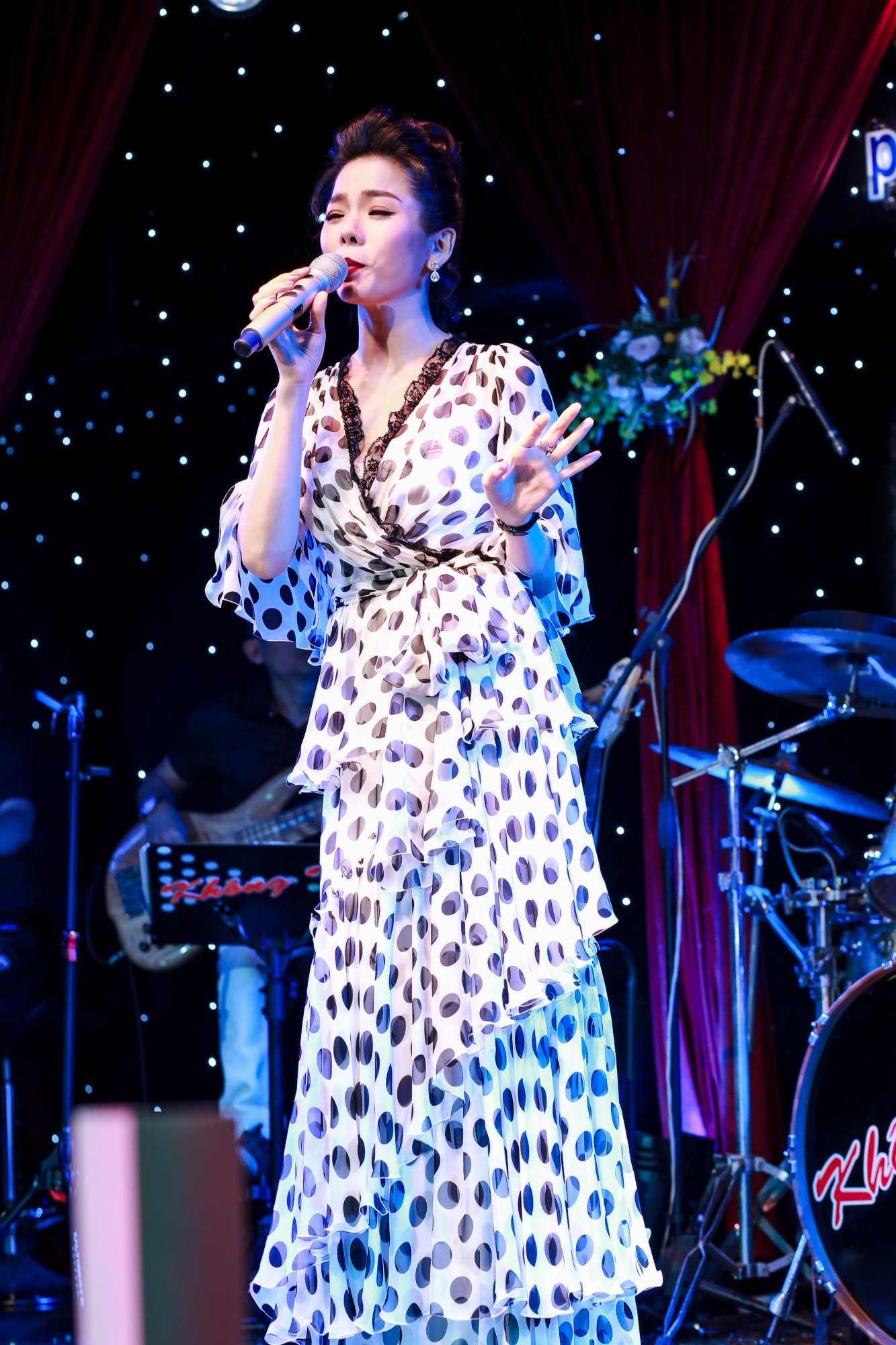 Le Quyen bi mia mai khi hat Bolero anh 10