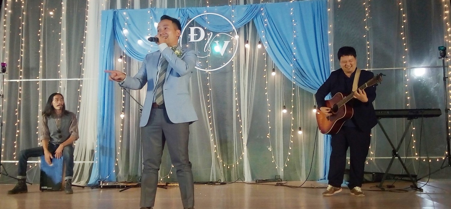 Dinh Tien Dat nam tay vo, doc rap o le cuoi tai khach san 5 sao hinh anh