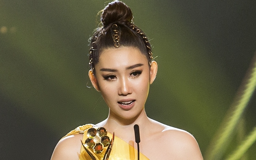 Thuy Ngan bi mat tui xach hieu hang chuc trieu dong o le trao giai hinh anh