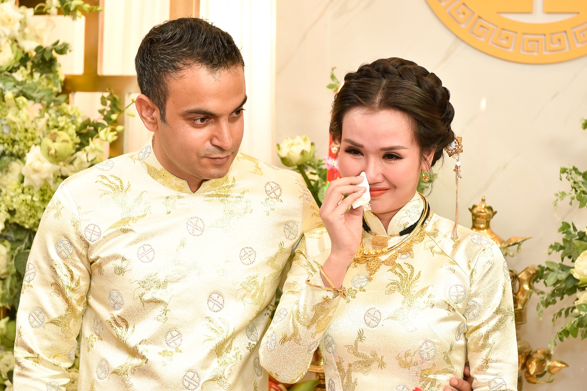 Vo Ha Tram bat khoc ben chu re An Do trong le ruoc dau hinh anh