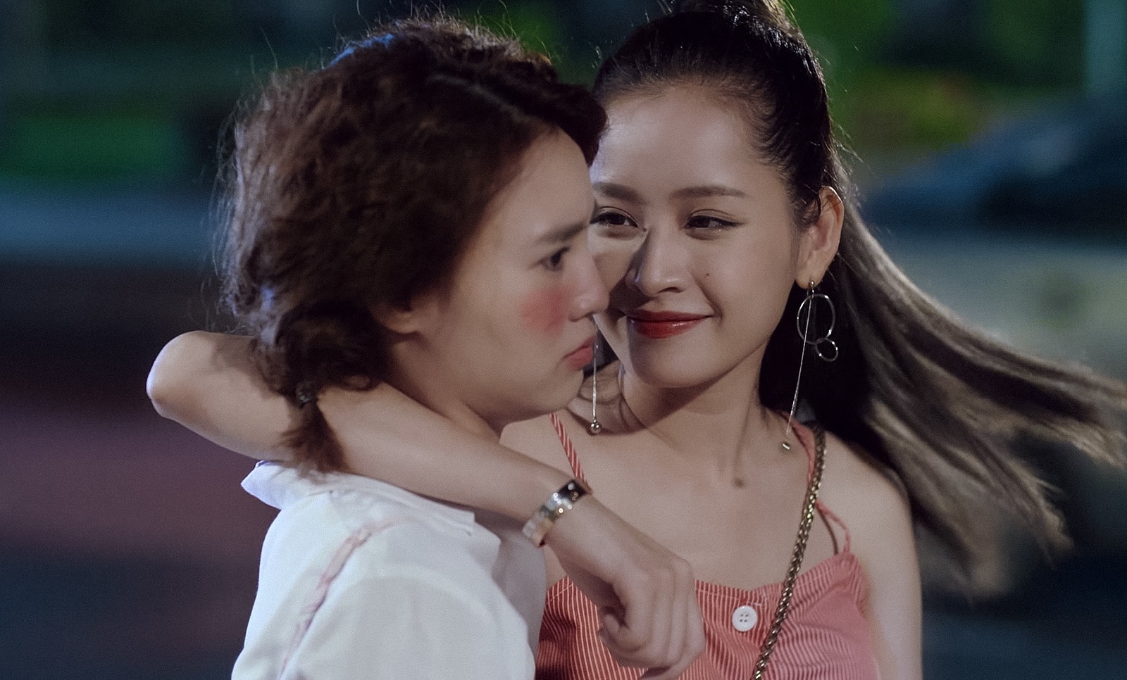 Dao dien phan ung khi Chi Pu, Lan Ngoc bi che dien lo trong phim? hinh anh