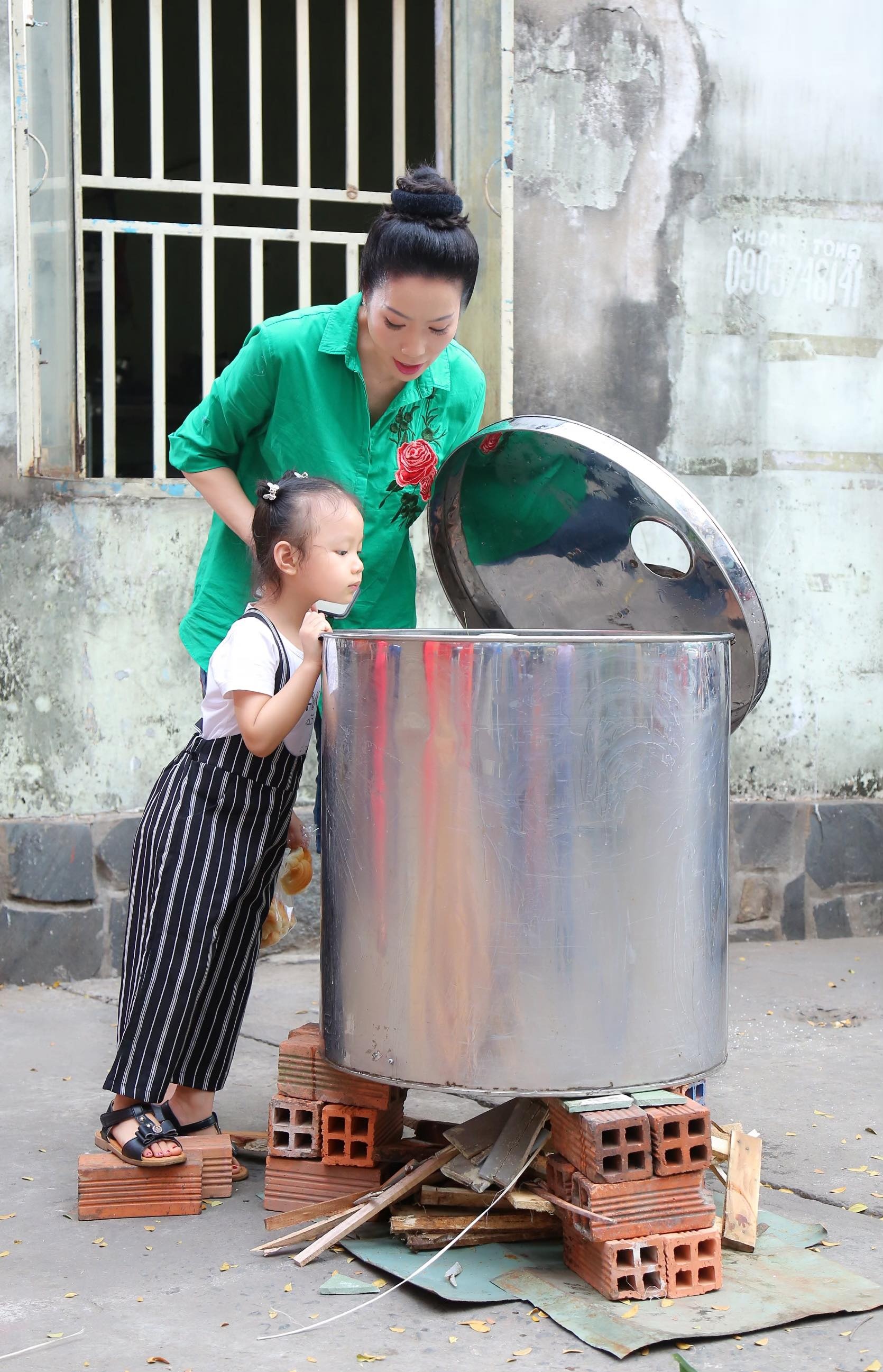 Trinh Kim Chi,  Angela Phuong Trinh goi banh chung anh 3