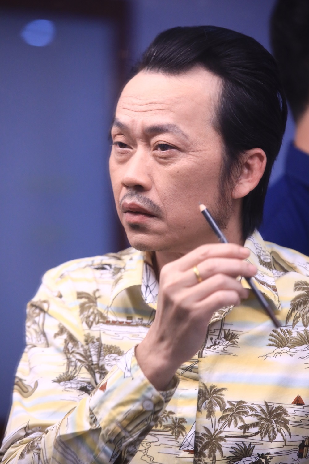 Hoai Linh may trang phuc anh 4