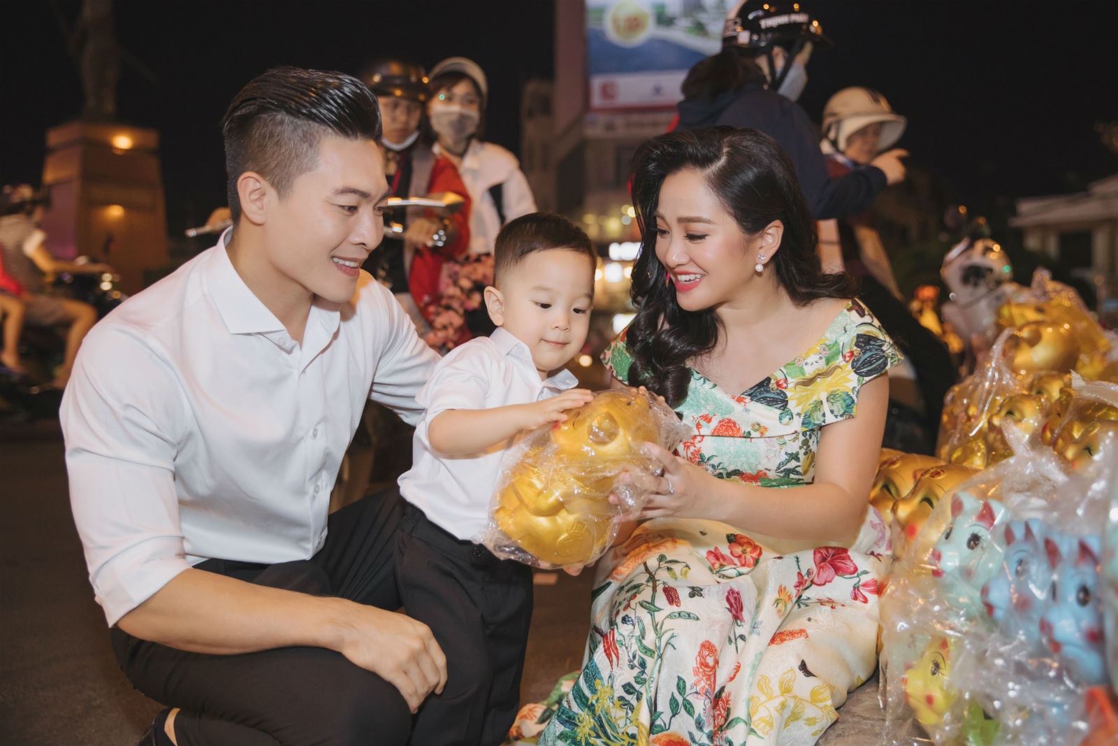 Quốc Cơ và Hồng Phượng đi chợ Tết ảnh 8 Quoc Co va Hong Phuong di cho Tet anh 8