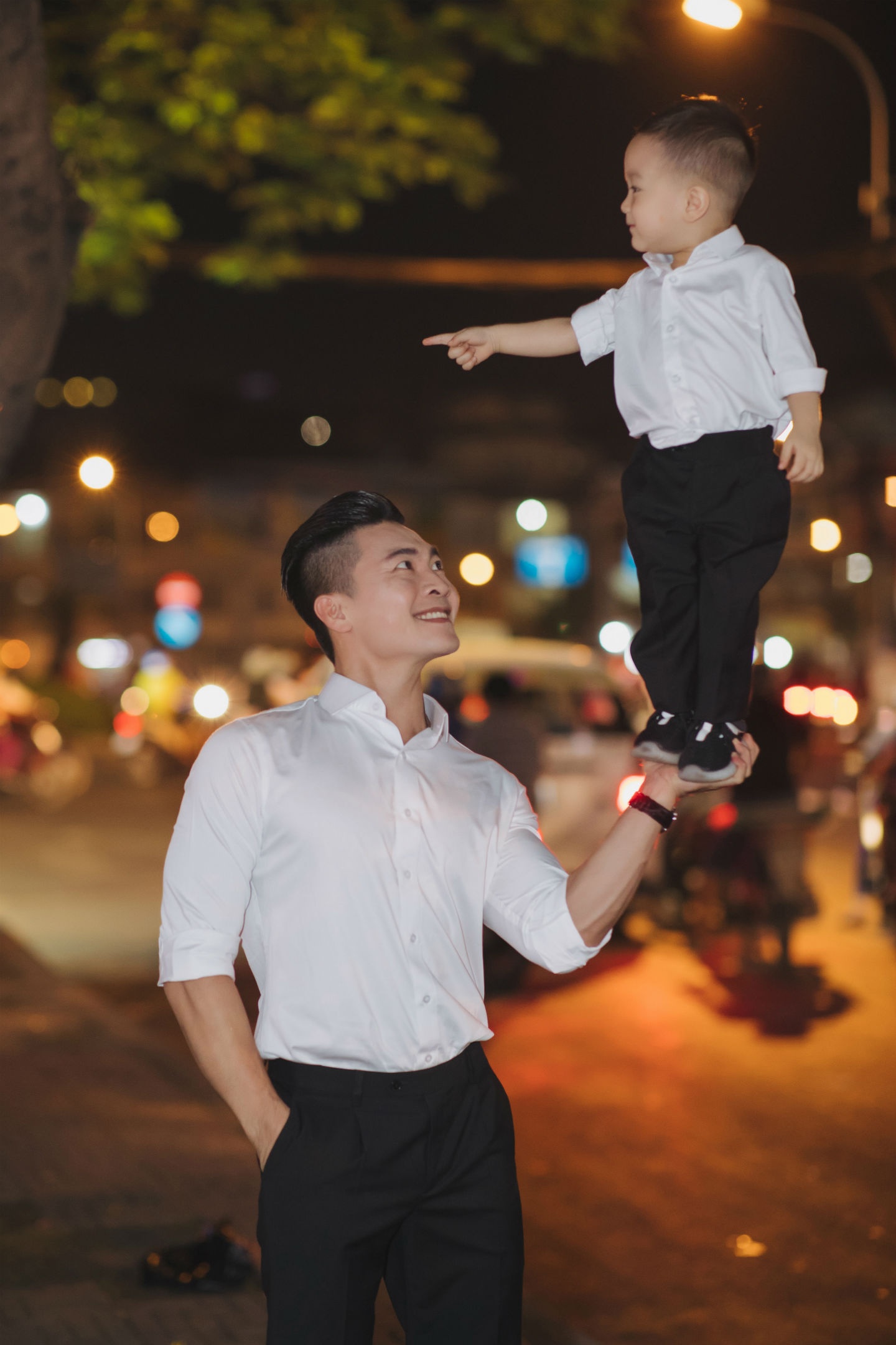 Quốc Cơ và Hồng Phượng đi chợ Tết ảnh 2 Quoc Co va Hong Phuong di cho Tet anh 2