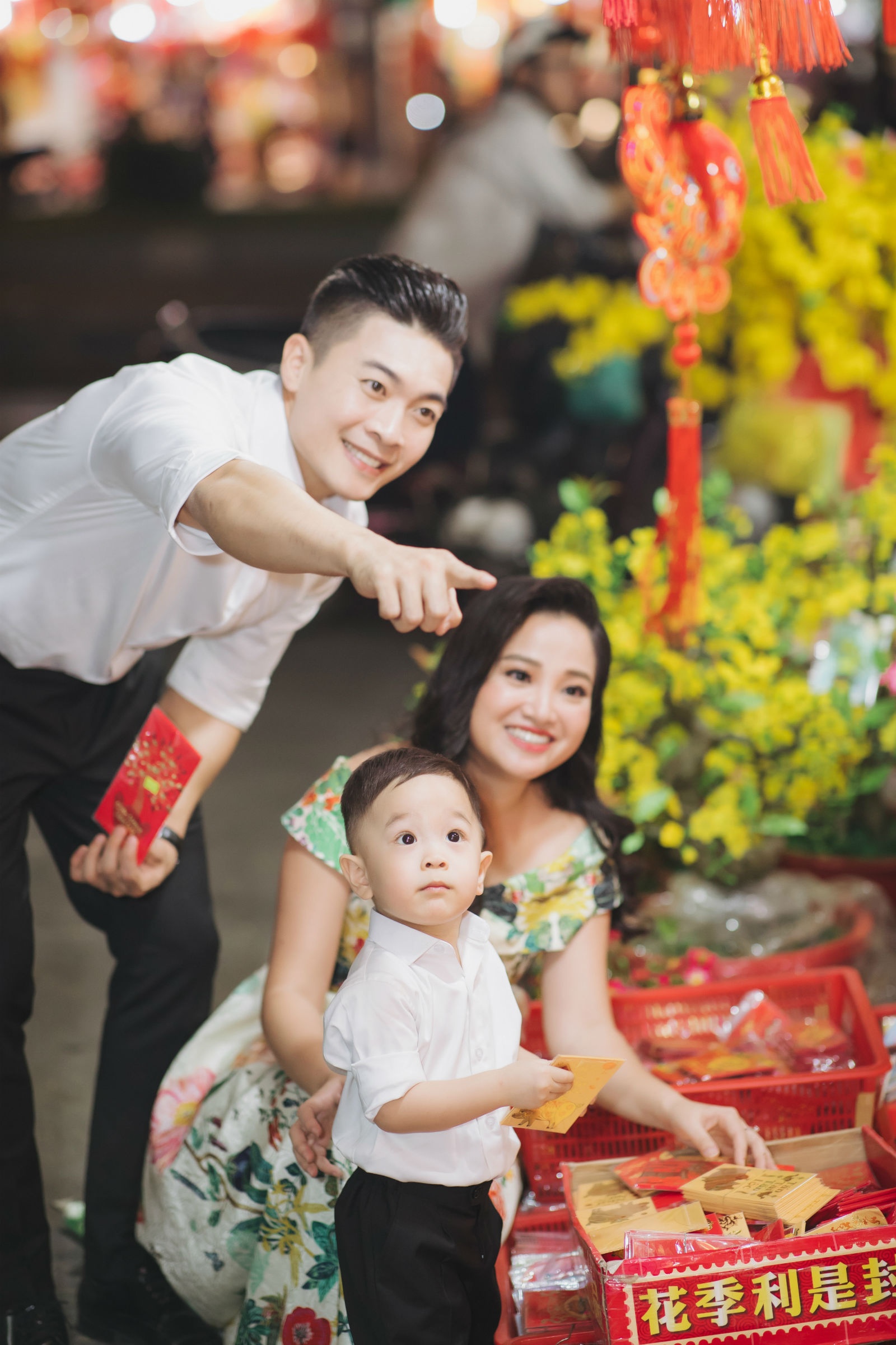 Quốc Cơ và Hồng Phượng đi chợ Tết ảnh 7 Quoc Co va Hong Phuong di cho Tet anh 7