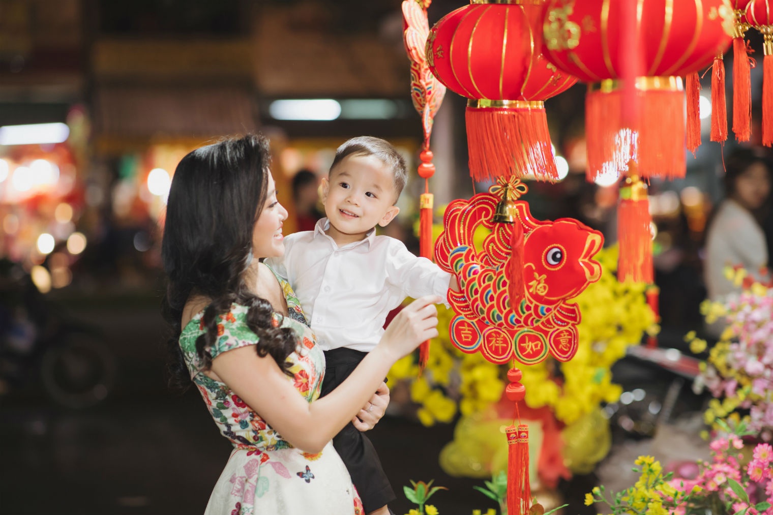 Quốc Cơ và Hồng Phượng đi chợ Tết ảnh 6 Quoc Co va Hong Phuong di cho Tet anh 6