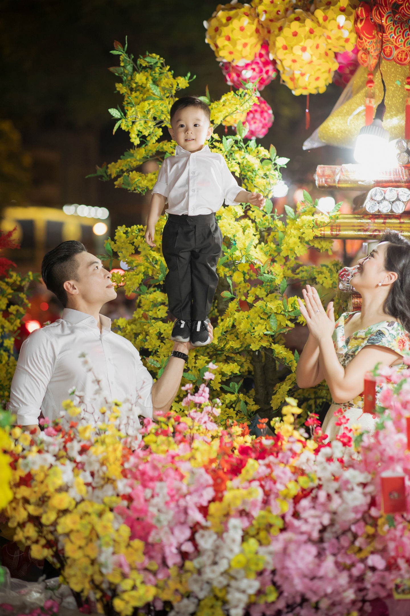 Quốc Cơ và Hồng Phượng đi chợ Tết ảnh 4 Quoc Co va Hong Phuong di cho Tet anh 4