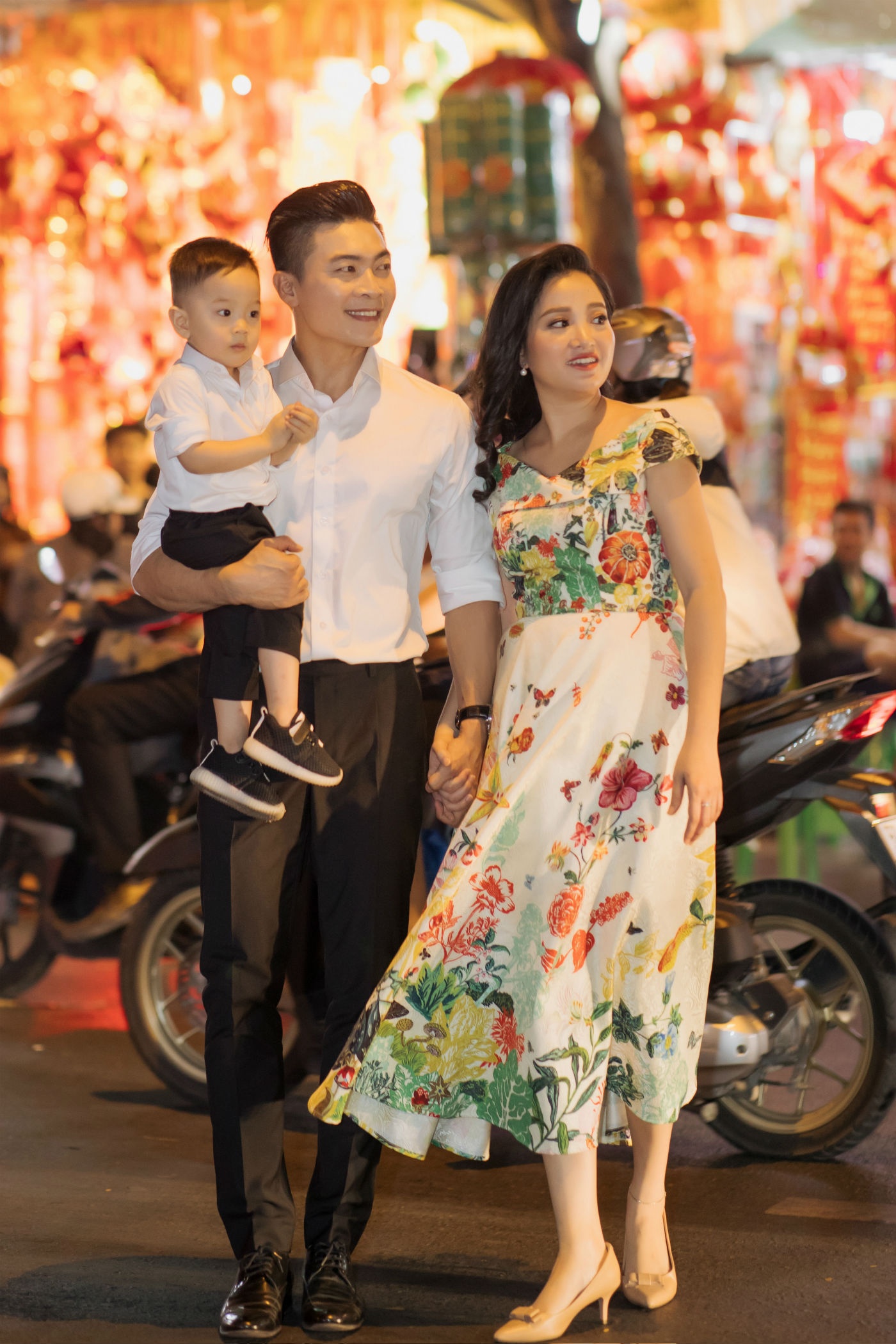 Quốc Cơ và Hồng Phượng đi chợ Tết ảnh 1 Quoc Co va Hong Phuong di cho Tet anh 1