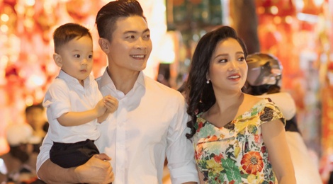 Vo chong Quoc Co - Hong Phuong dua con trai di mua sam ngay 28 Tet hinh anh