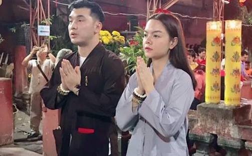Pham Quynh Anh, Ung Hoang Phuc di le chua ngay dau nam moi hinh anh