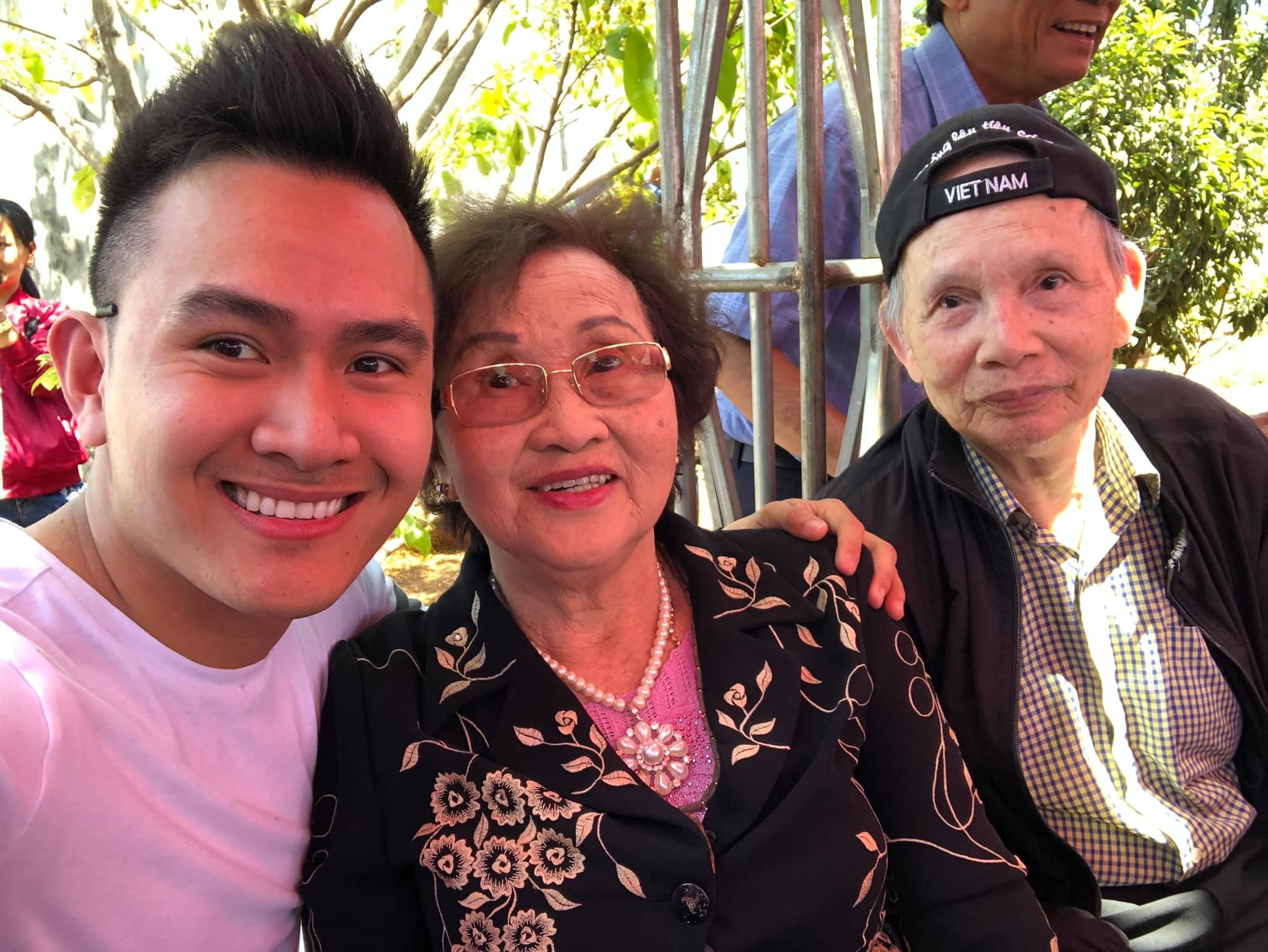 Hoài Linh đón con trai về nước ảnh 2 Hoai Linh don con trai ve nuoc anh 2