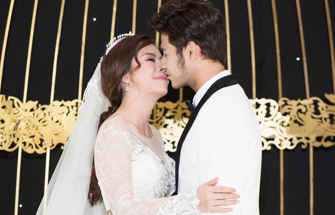 Dien vien Anh Tai hon vo Vu Ngoc Anh ngot ngao o tiec cuoi hinh anh