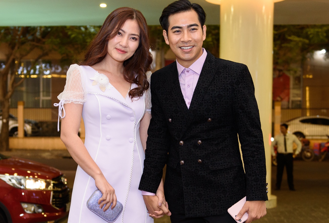 Dan sao Viet an dien du tiec cuoi dien vien 'Gao nep gao te' hinh anh