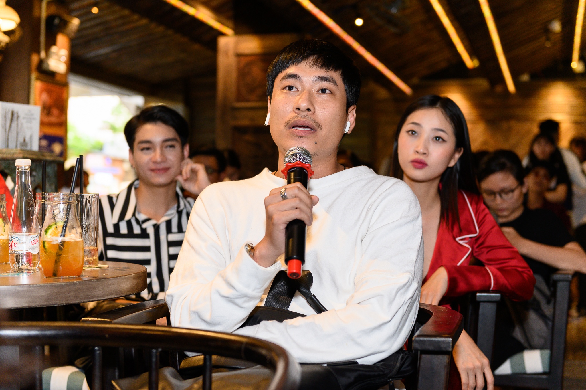 Minh Du ra mat sach dau tay anh 6