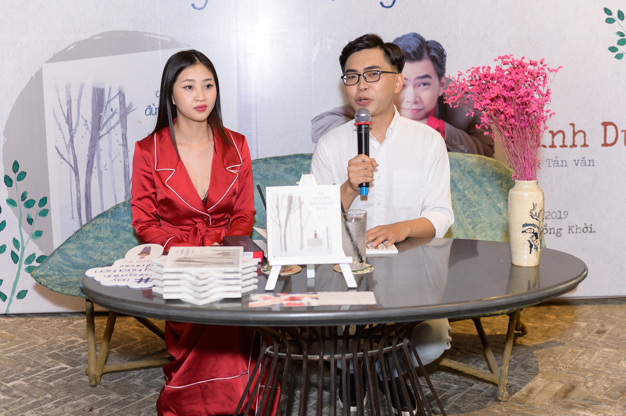 Minh Du ra mat sach dau tay anh 1