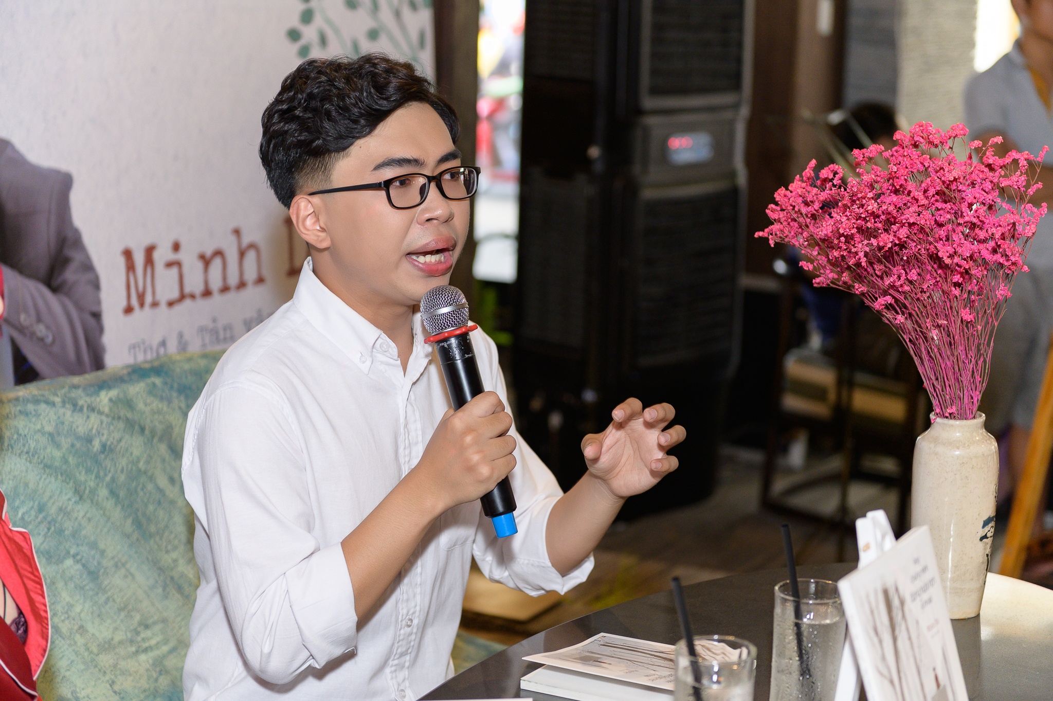 Minh Du ra mat sach dau tay anh 2