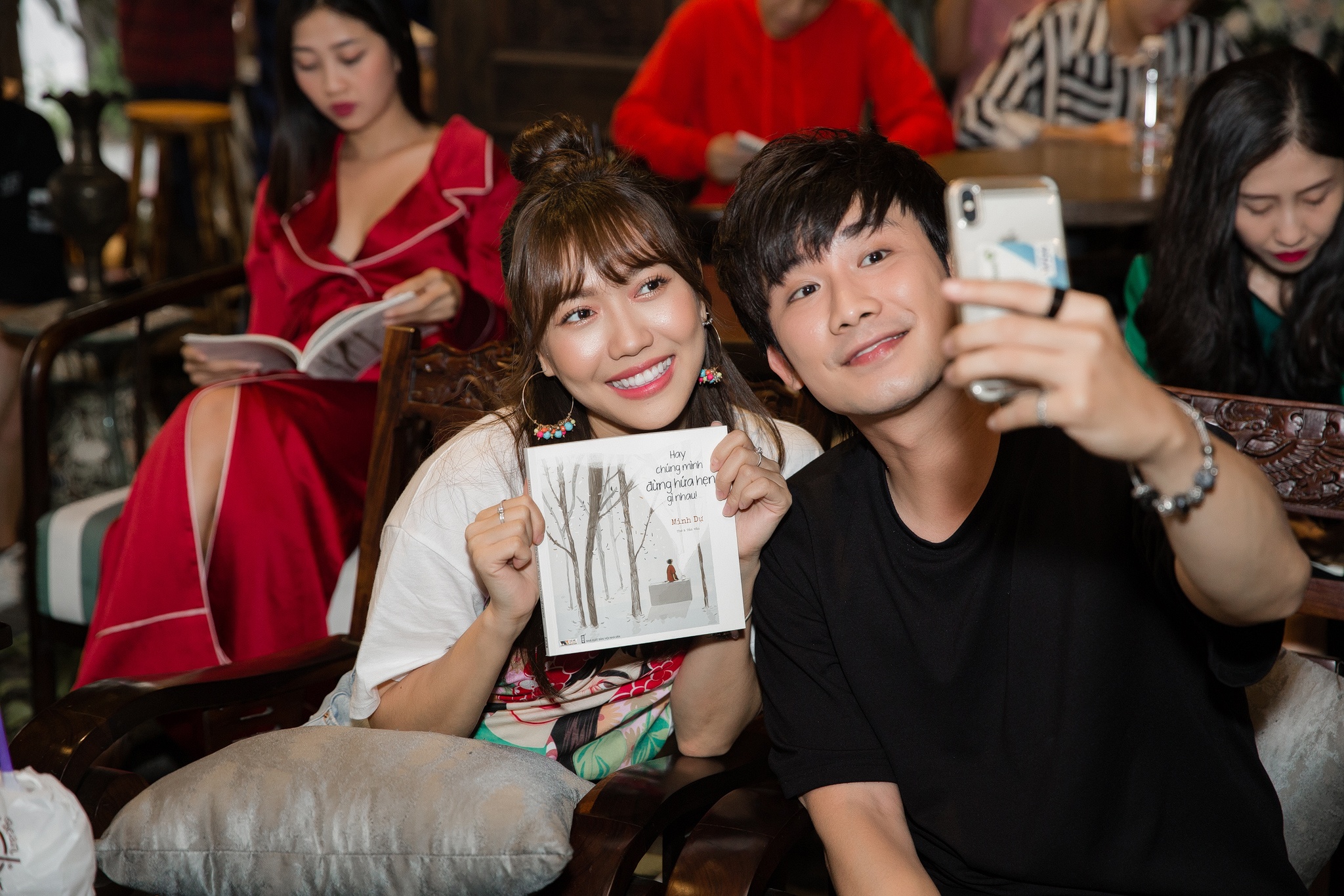 Minh Du ra mat sach dau tay anh 9