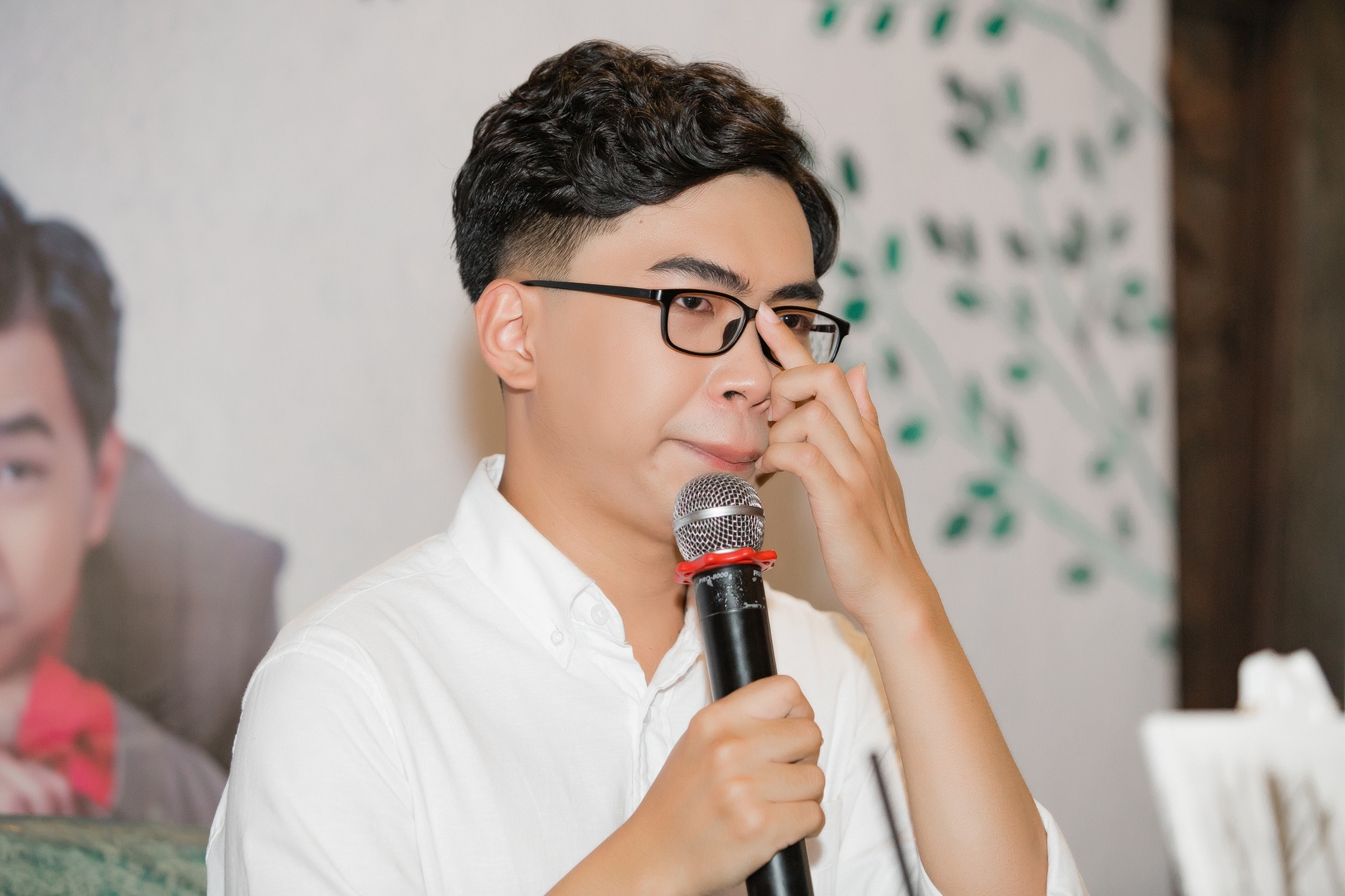 Minh Du ra mat sach dau tay anh 3