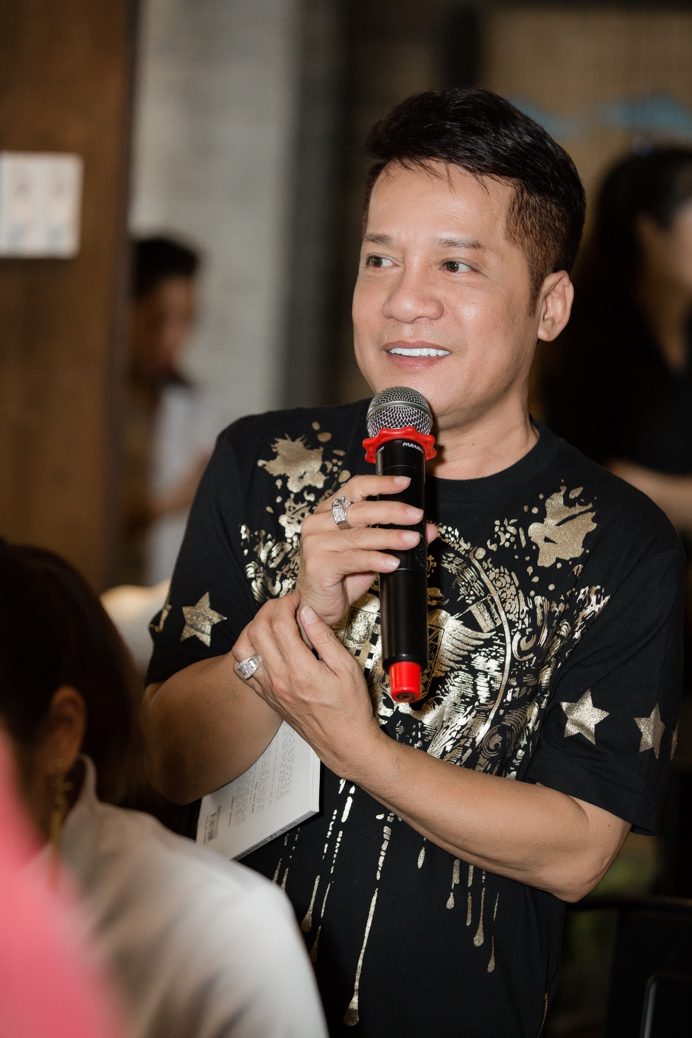 Minh Du ra mat sach dau tay anh 5