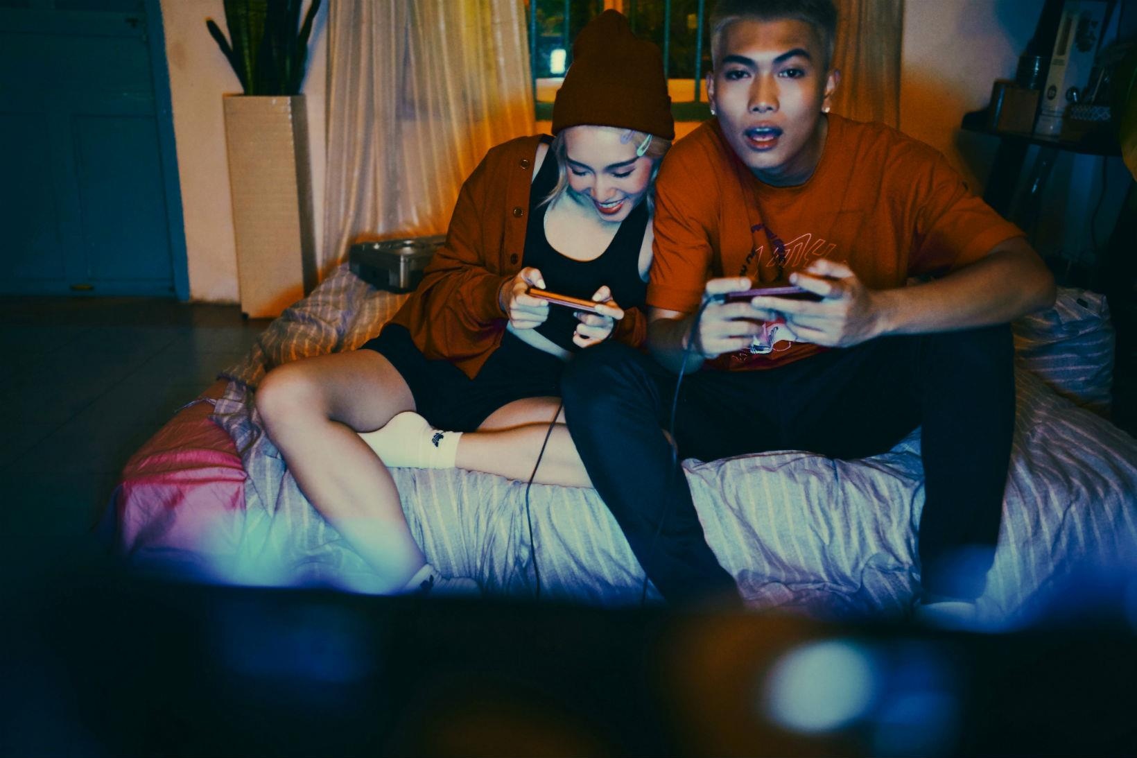 Big Daddy va Emily nhan tin nhieu hon noi chuyen anh 1