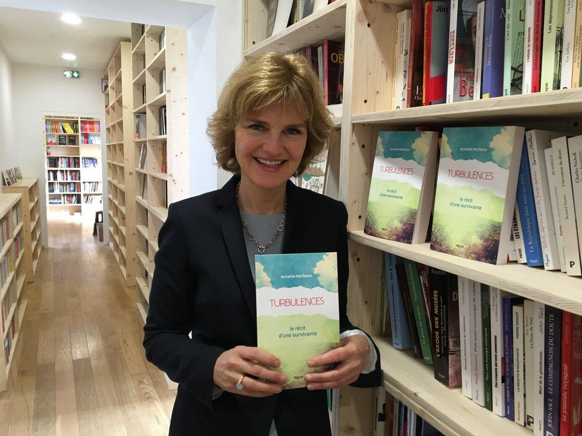 sach ve co gai song sot duy nhat khi may bay ro anh 1