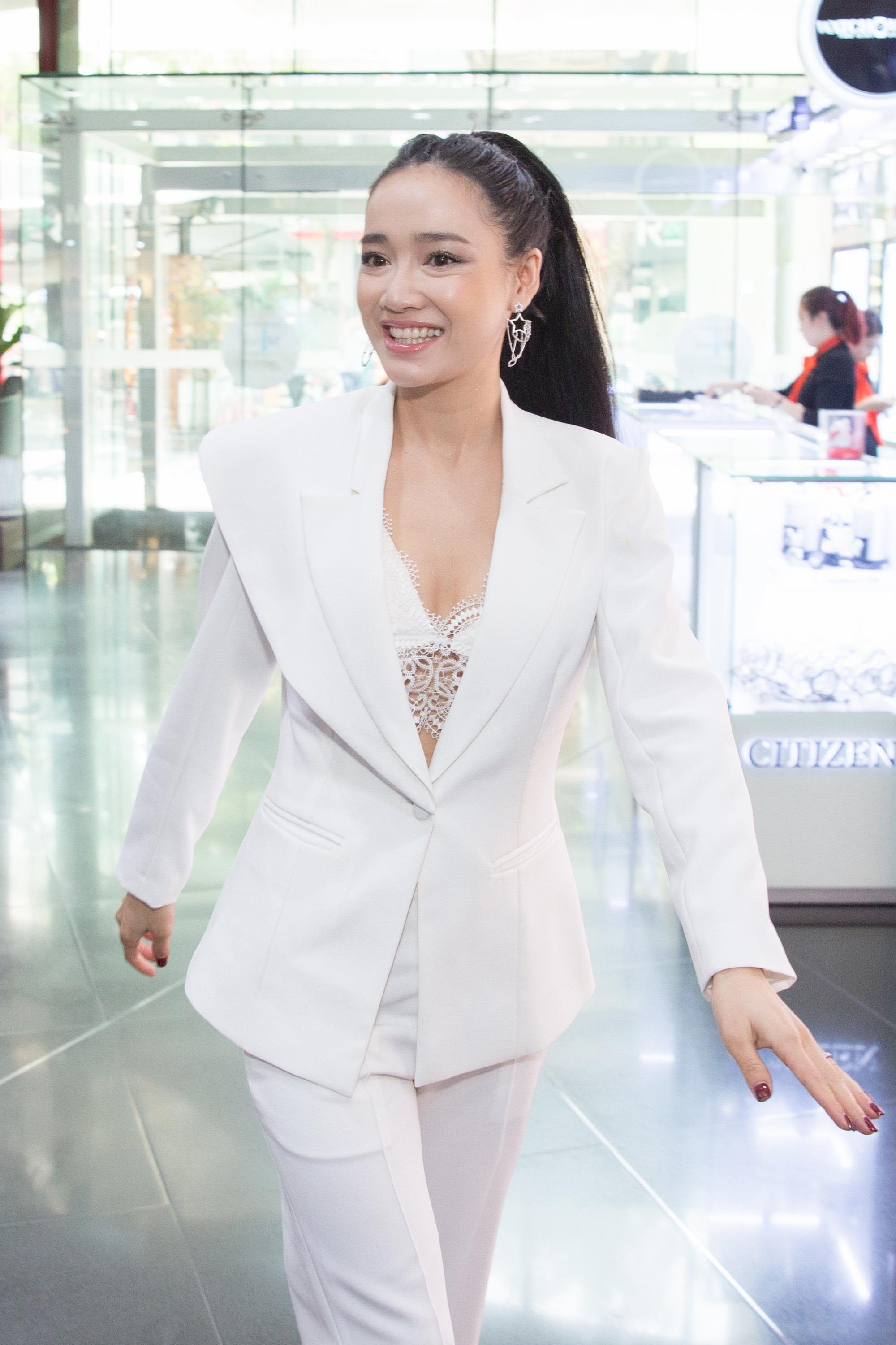 Nha Phuong chinh thuc tro lai sau 3 thang sinh con anh 1