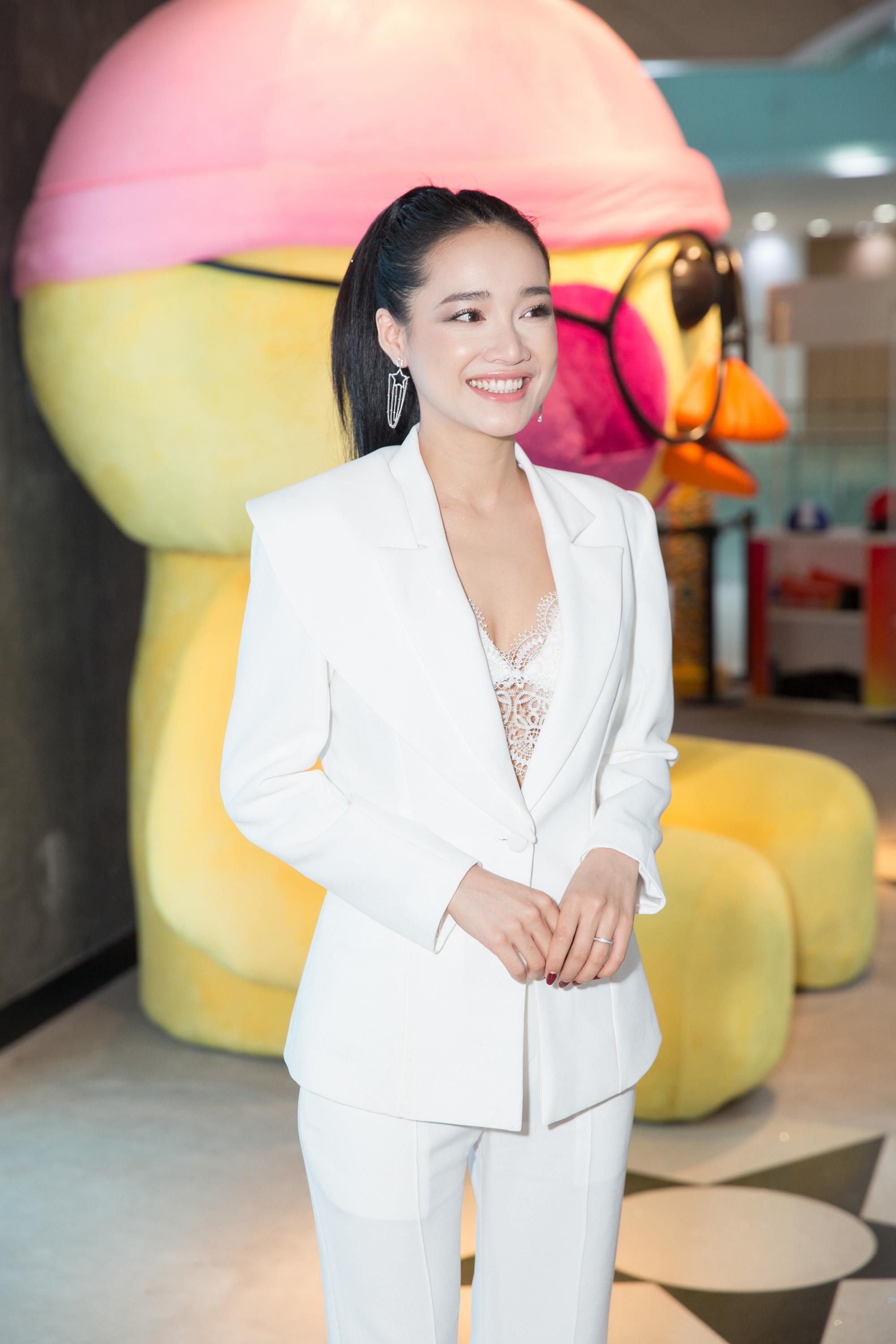 Nha Phuong chinh thuc tro lai sau 3 thang sinh con anh 3