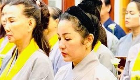 Thuy Nga va Phat tu tung kinh, cau sieu cho Anh Vu o chua hinh anh