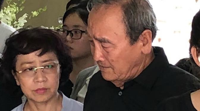 Cha Anh Vu ban than, bat khoc o tang le con trai hinh anh