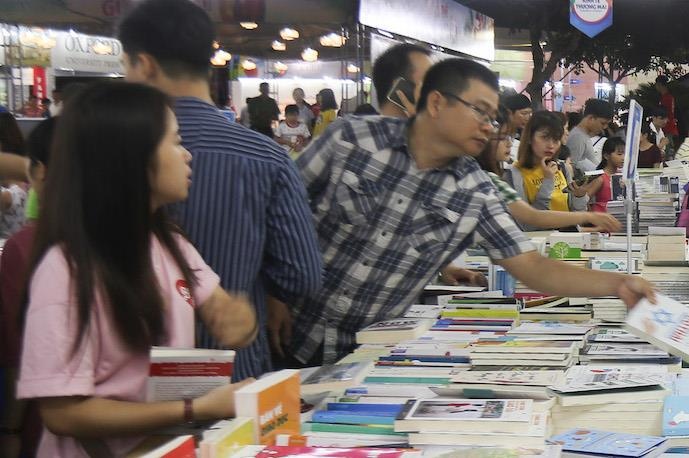 Hoi sach Da Nang 2019 tap nap trong ngay khai mac hinh anh