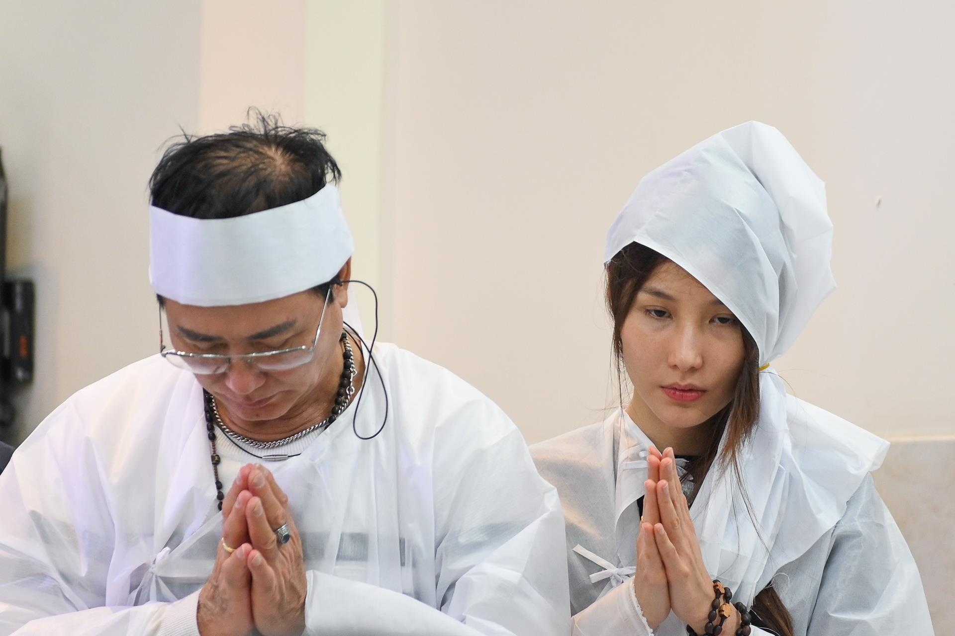 Diem My 9X khoc nuc no trong tang le cua me anh 1