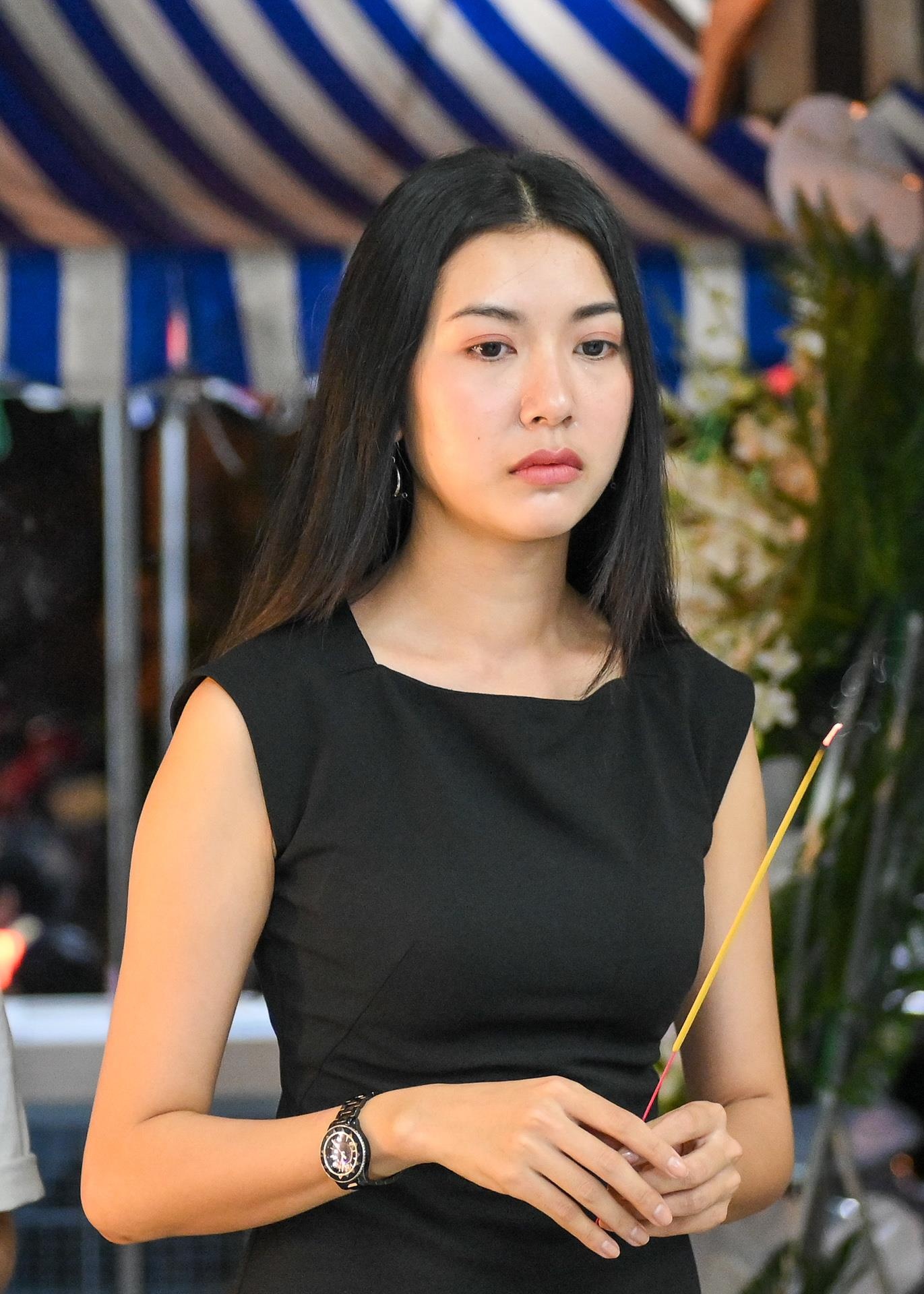 Diem My 9X khoc nuc no trong tang le cua me anh 6