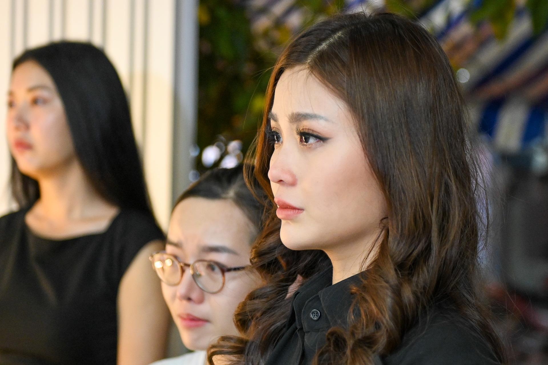 Diem My 9X khoc nuc no trong tang le cua me anh 7