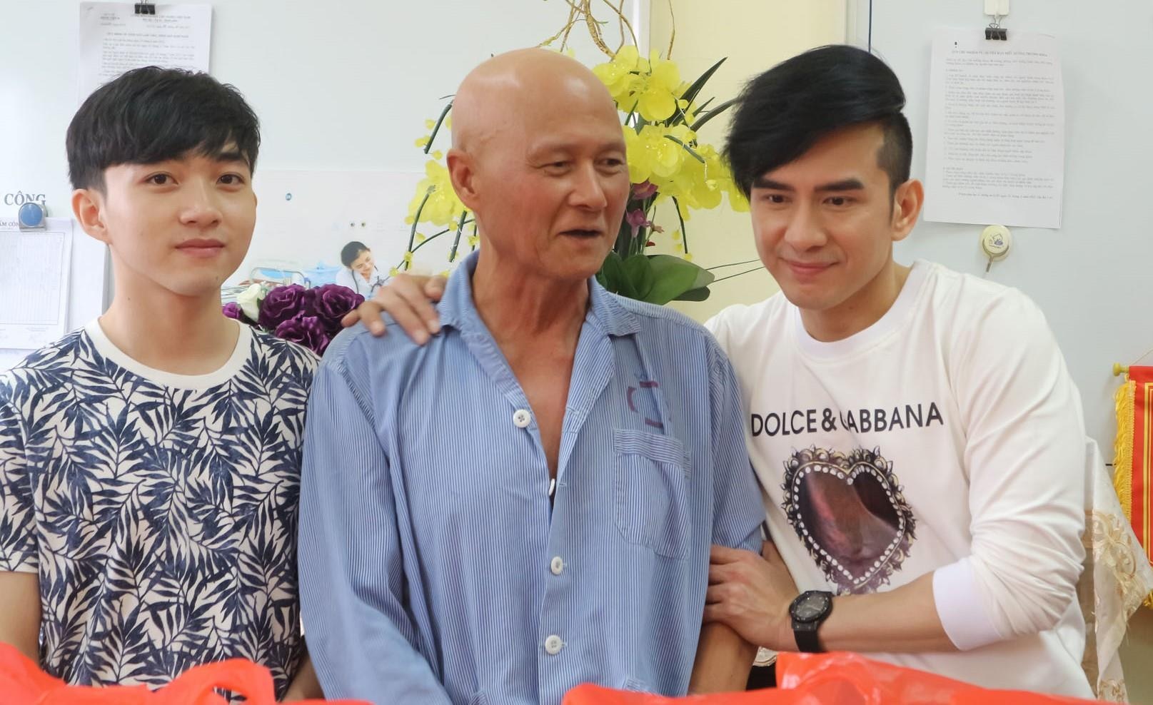 Dan Truong va hoc tro hat tang benh nhan ung thu hinh anh