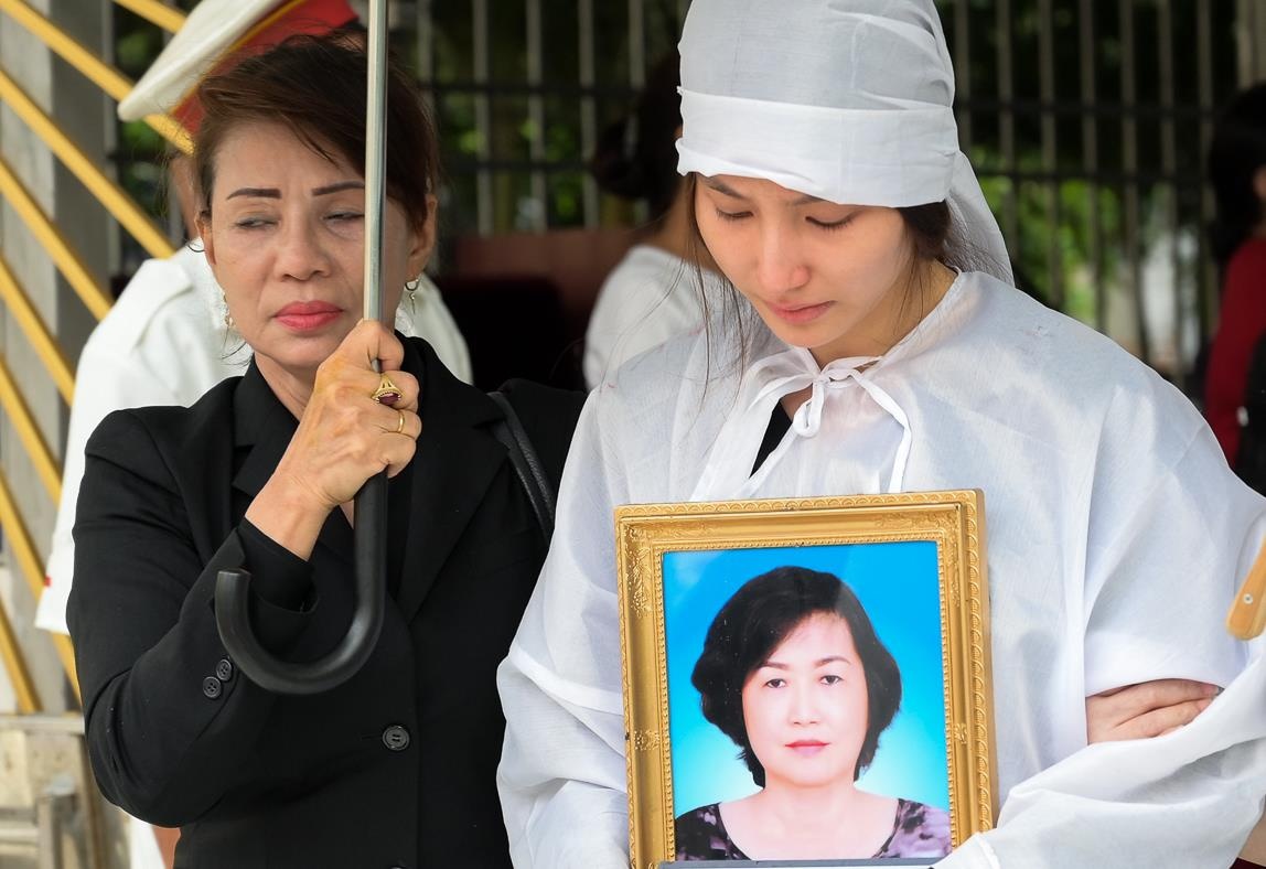 Diem My 9X khoc lang nguoi khi dua tien me ve noi an nghi hinh anh