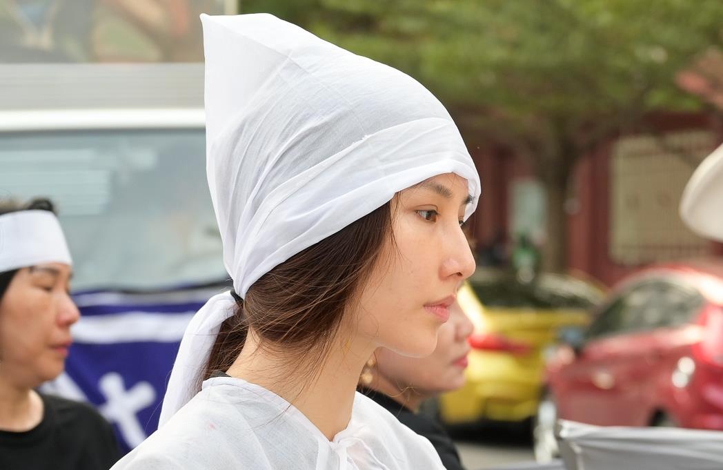 Diem My 9X dau buon trong giay phut dua linh cuu me di an tang hinh anh