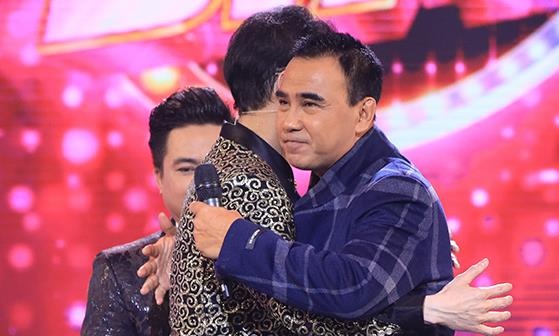 Quyen Linh nghen ngao ke qua khu ngheo kho, phai lam giu xe dap hinh anh