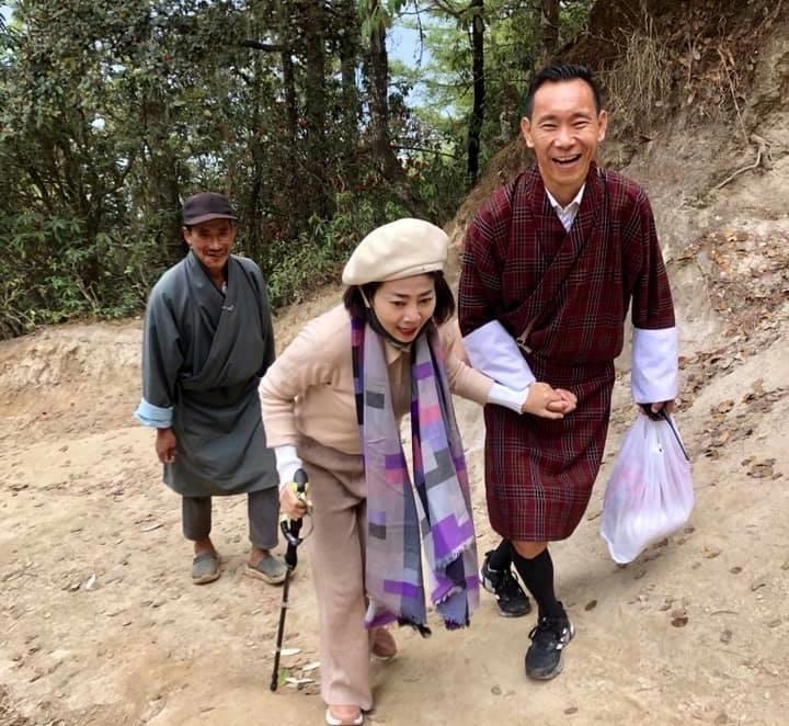 Mai Phuong khoc khi leo len nui cao anh 2