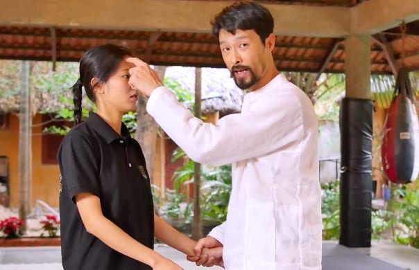 Johnny Tri Nguyen va ban gai huong dan phu nu cach tu ve khi bi sam so hinh anh