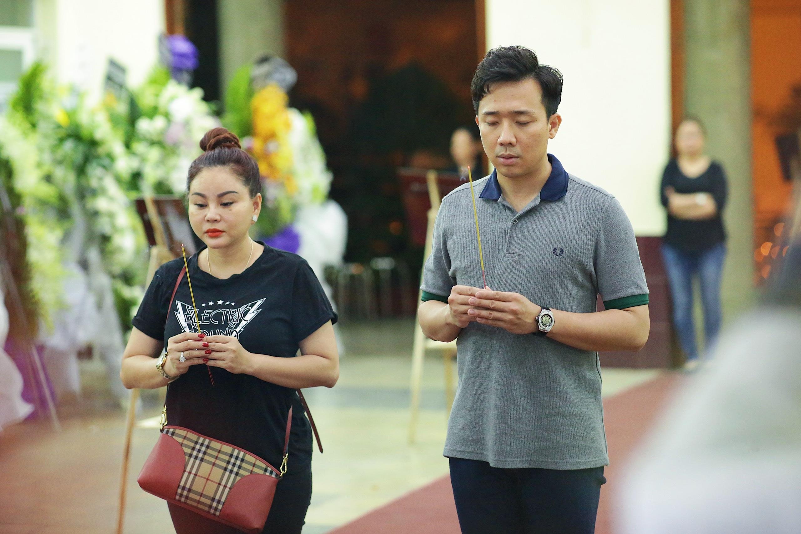 Trấn Thành viếng Lê Bình ảnh 3 Tran Thanh vieng Le Binh anh 3